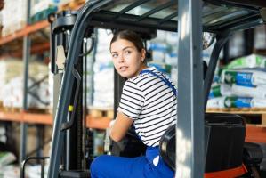 Новое дамское дело: в России выросло число женщин-водителей и складских работников