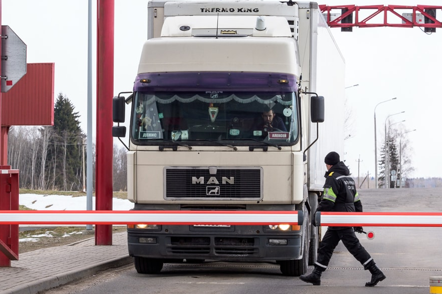 Фуры на таможне. Таможенный склад. Таможня большегрузы. Очередь фур на границе белоруссии с литвой. Фуры на таможне.