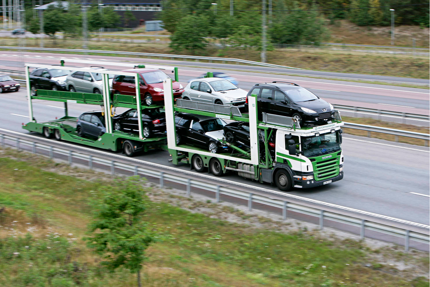 Самая дешевая перевозка автомобилей. Скания тягач автовоз. Скания 2013 автовоз. Scania 420 автовоз. Скания раскладушка автовоз.