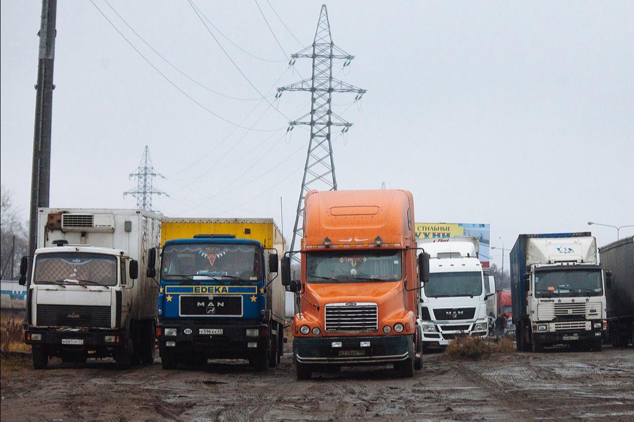 Стоянка фур. Daimler truck. Mitsubishi fuso truck. Транспорт логистика. Груз нескольких лет.