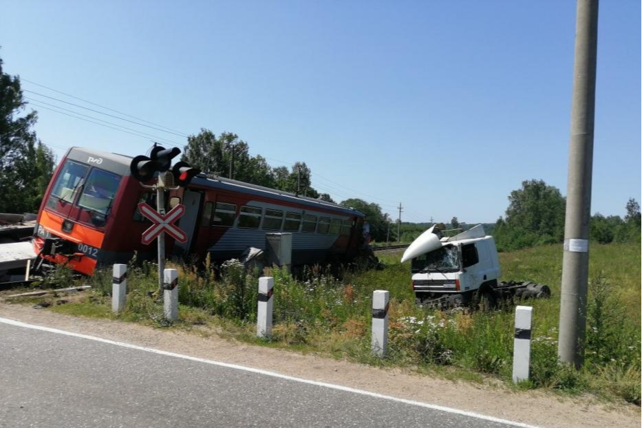 Автобус на жд переезде. Авария с фурой в Псковской области. Авария на Железнодорожном переезде. Рельсовый автобус авария.