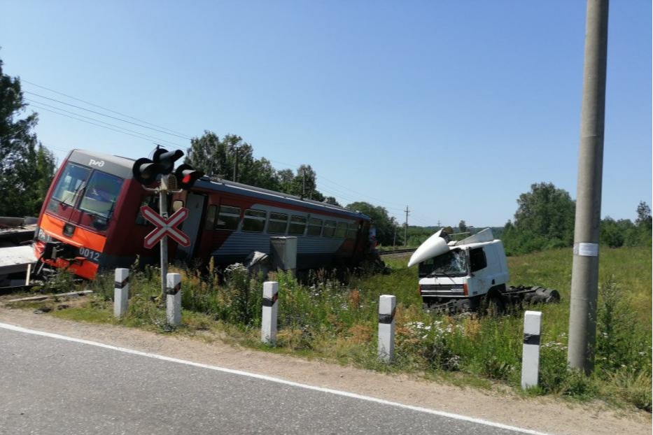 Автобус на переезде. Авария с фурой в Псковской области. Авария на Железнодорожном переезде. Рельсовый автобус авария.