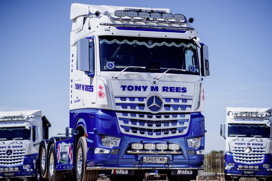 Грузовик тони. Mercedes-Benz Trucks Arocs. Седельный тягач Mercedes-Benz Arocs. Седельные тягачи Мерседес Бенц Арокс. Самосвалы Мерседес Арокс 8\4.