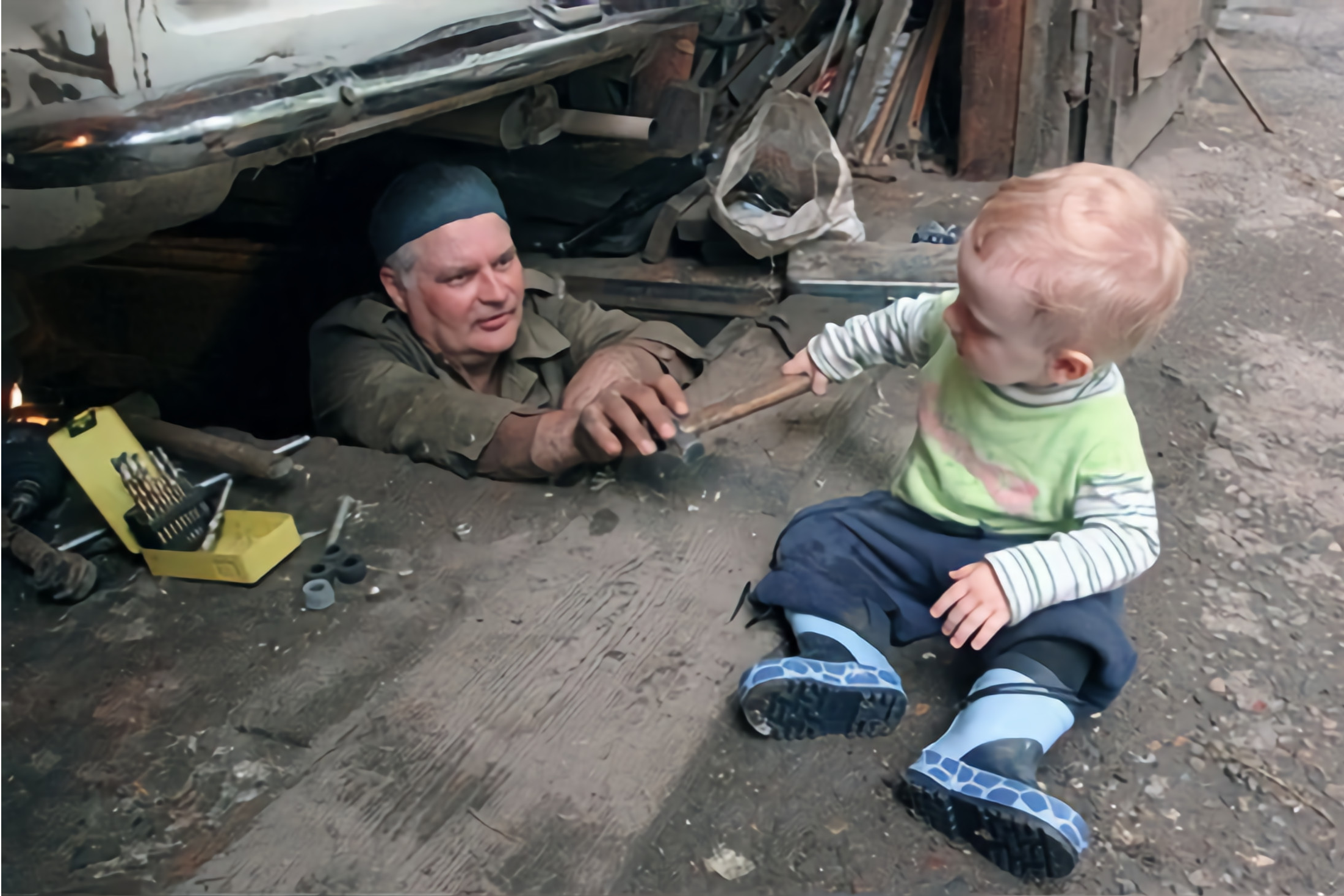 Мальчик чинит машину. Дедушка чинит машину. Ребенок чинит. Папа с сыном ремонтируют машину.