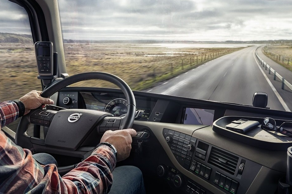 Работа дальнобойщиком в москве. Volvo Truck inside. Водитель грузовика. Водитель фуры. Дальнобойщик за рулем.