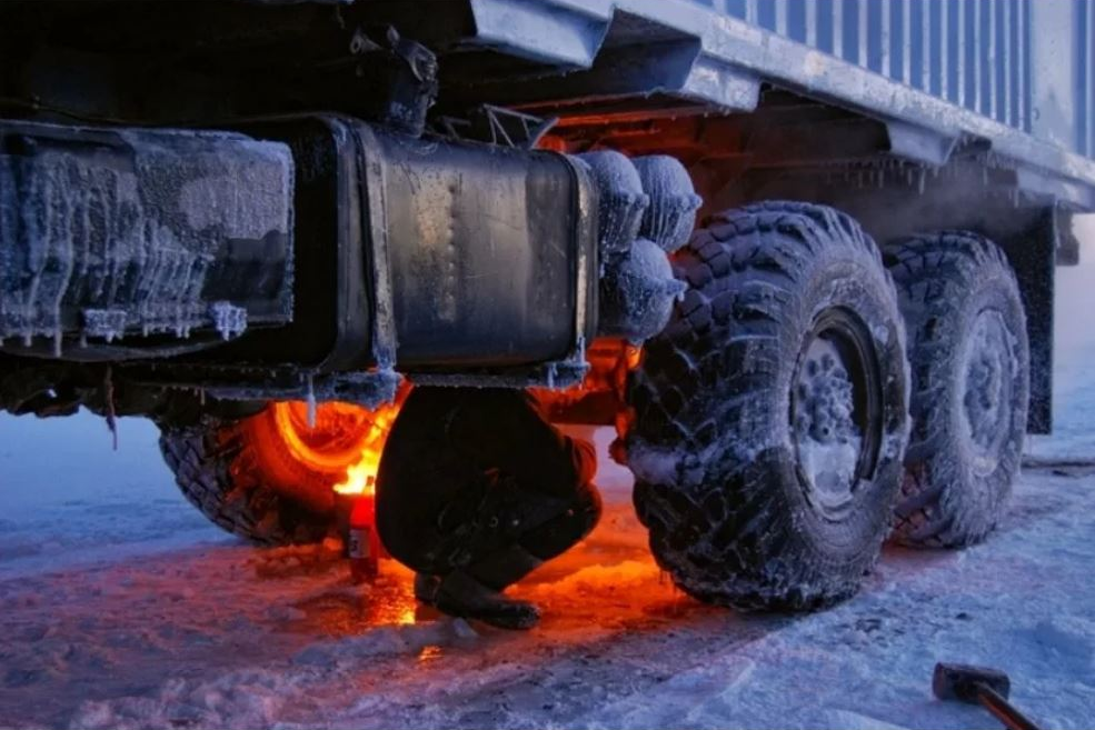 Скрежет камаз. КАМАЗ зимой. Замерзшие Грузовики на севере. Замерзший КАМАЗ. Прогрев машины на севере.