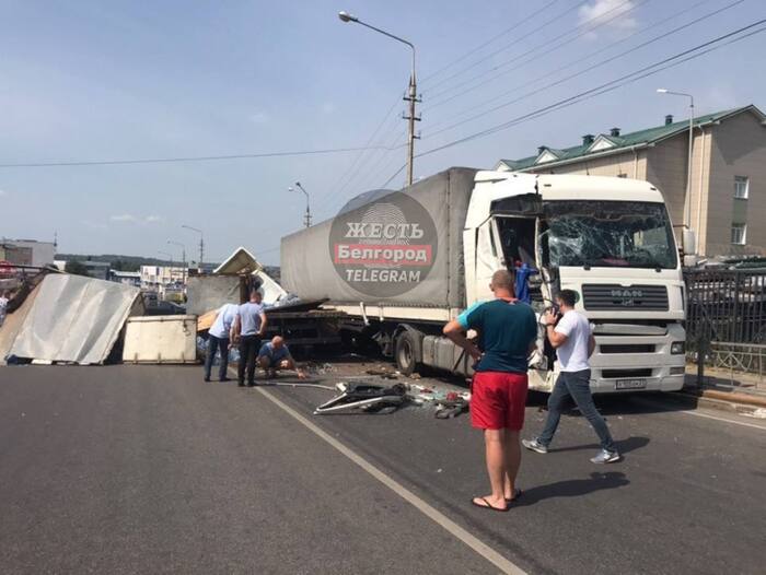 Жесть белгород. Авария на студенческой Белгород. ДТП на студенческой в Белгороде. ДТП С врезались в фуру ман.