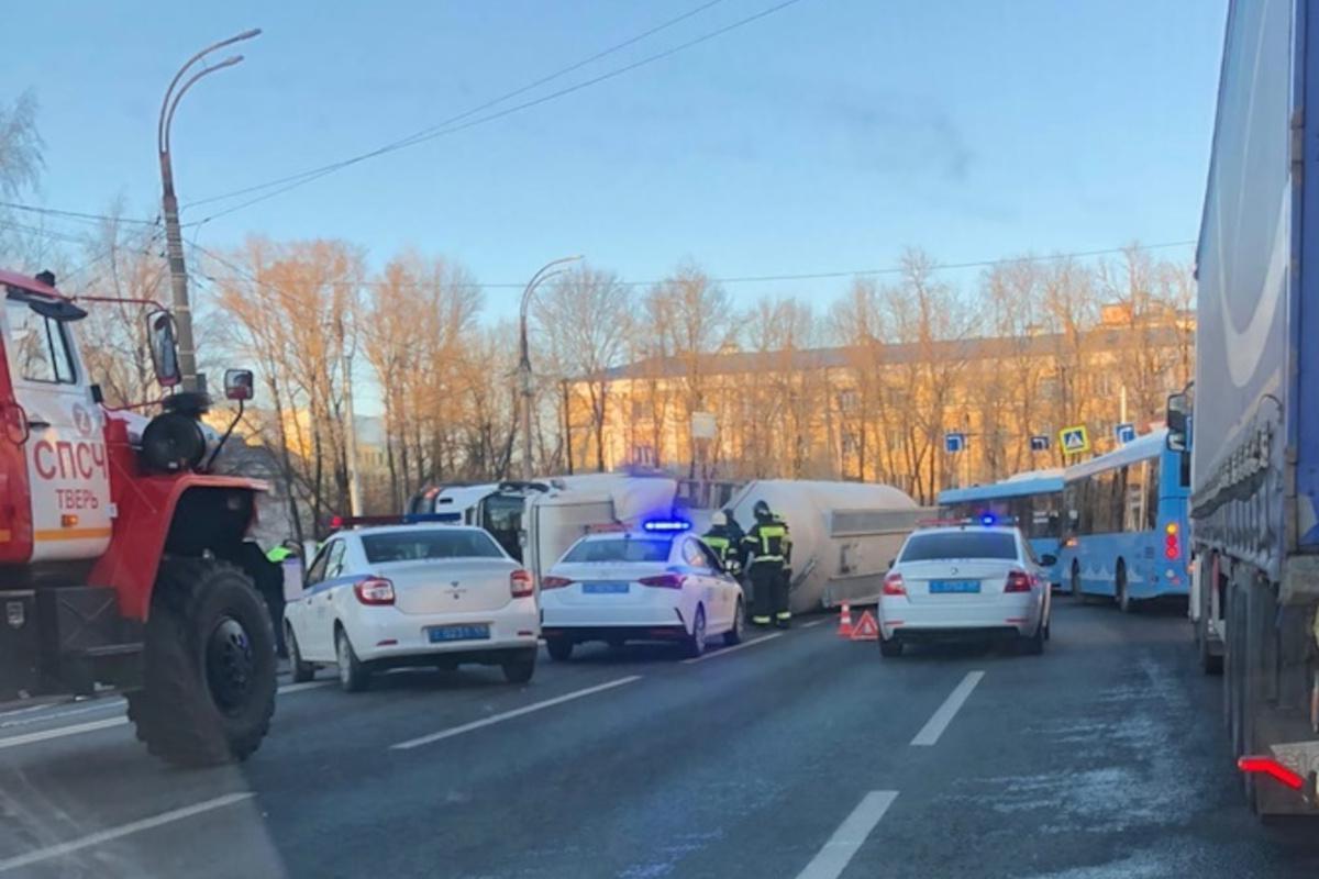 Твериград новости. ДТП на Восточном мосту в Твери сегодня. Авария на Восточном мосту в Твери. ДТП на Восточном мосту в Твери. Авария на Восточном мосту в Твери сегодня.