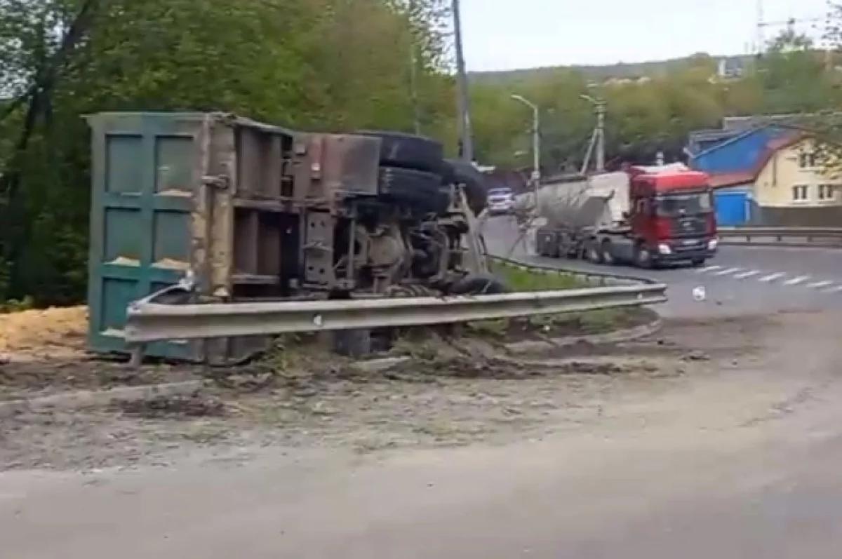 В Нижнем Новгороде опрокинулся грузовик с песком – Безопасность и  страхование – АТИ, Приволжье: Система грузоперевозок