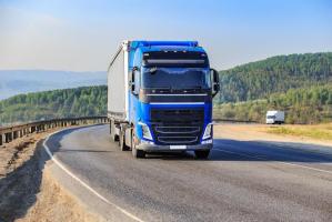 Дефицит на Востоке, пробки на Западе: обзор рынка грузового автотранспорта за июнь