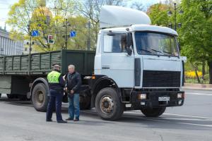 Возьми, передай другому. Тариф для большегрузов положил ГАИ Выборга