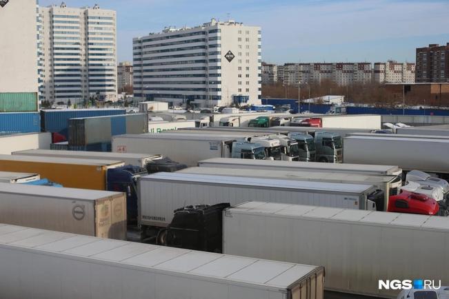 Фуры с фруктами встали на таможенном посту в Новосибирске