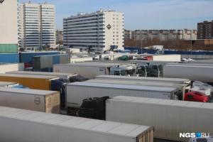 Фуры с фруктами встали на таможенном посту в Новосибирске