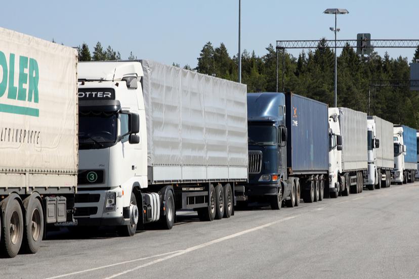 ФТС и перевозчики говорят о ликвидации пробки на российско-казахстанской границе