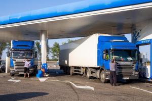 Пить или не пить: ФАС просят проверить цены на воду и продукты на АЗС