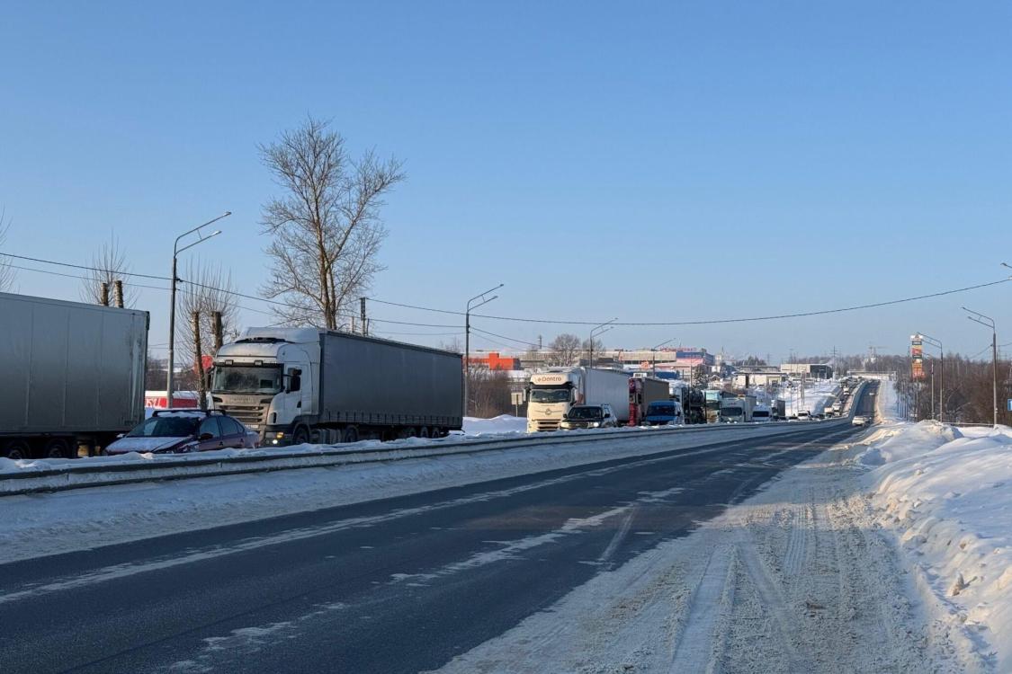 «200 километров ехал целый день»: дальнобойщики рассказали о заторах на трассах Владимирской области