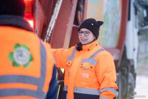 «Приходишь на работу, а там толпа мужиков». Как 27-летняя девушка стала водителем мусоровоза