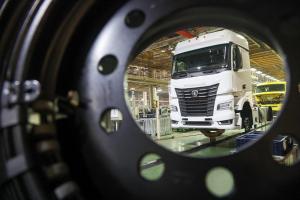 Рынок разгрузился: как ставка ЦБ и запреты «китайцев» режут продажи «КАМАЗов» и Shacman