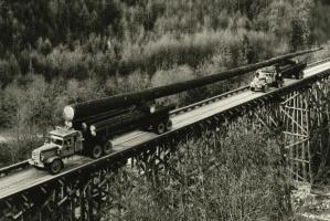 32 километра по извилистым дорогам. Как два грузовика доставляли 76-метровую пихту для флагштока