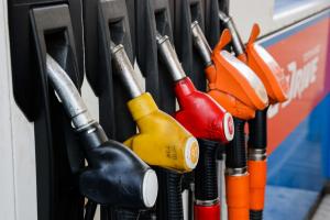 Крупные сети АЗС ослабляют ограничения на продажу топлива