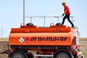 Бензовозы без аттестата. Как новые правила оставили АЗС без транспорта